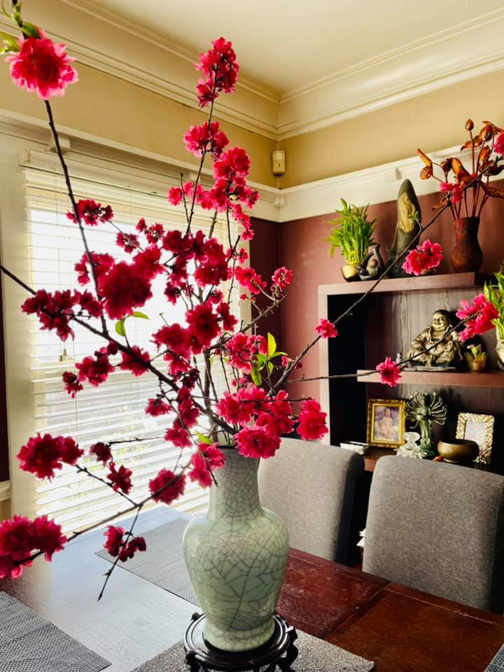 Bàn ăn cũng được trang trí nhiều hoa tươi.