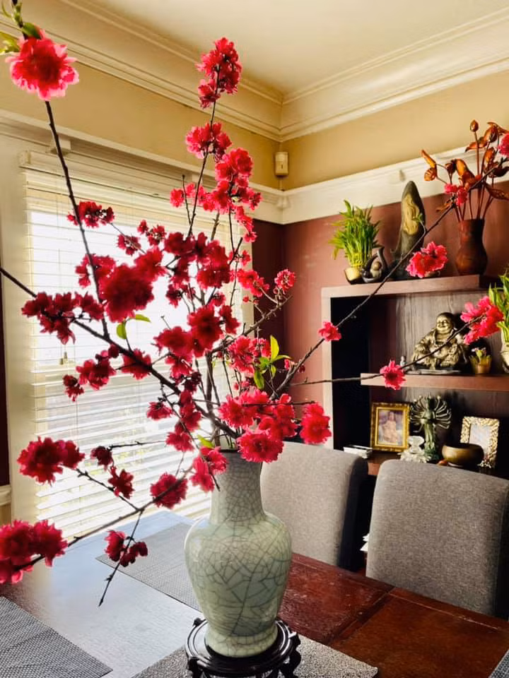 Bàn ăn cũng được trang trí nhiều hoa tươi.