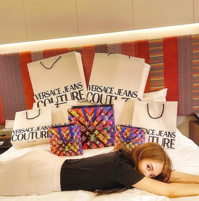 Ngoài việc check-in, đón giao thừa ở những địa điểm sang chảnh, cô nàng sinh năm 1993 khiến dân mạng trầm trồ khi khoe loạt ảnh mua sắm nhiều đồ hiệu ở nước ngoài.