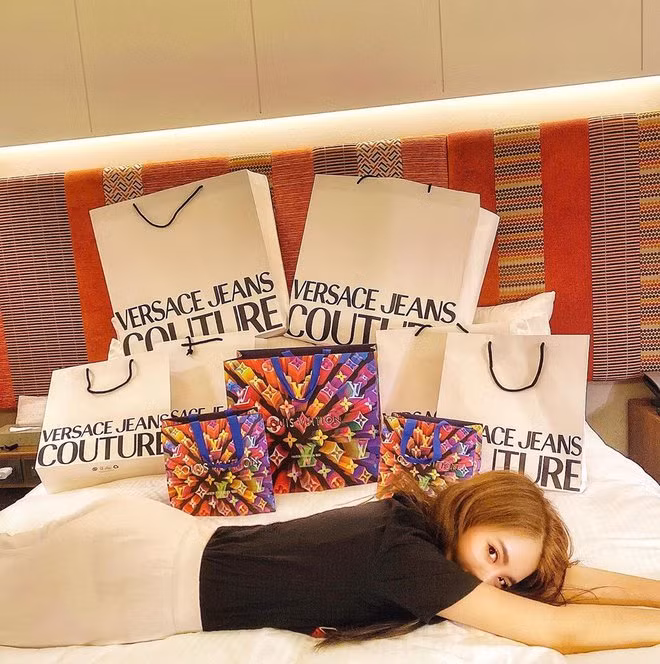 Ngoài việc check-in, đón giao thừa ở những địa điểm sang chảnh, cô nàng sinh năm 1993 khiến dân mạng trầm trồ khi khoe loạt ảnh mua sắm nhiều đồ hiệu ở nước ngoài.