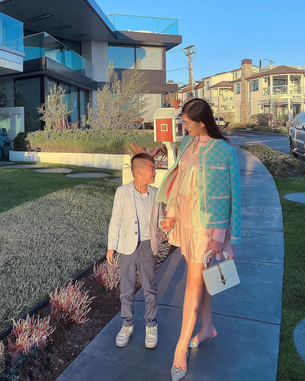 Rich kid Tiểu Giang khiến dân tình "loá mắt" khi cùng con trai cưng du xuân với đồ hiệu từ đầu đến chân.