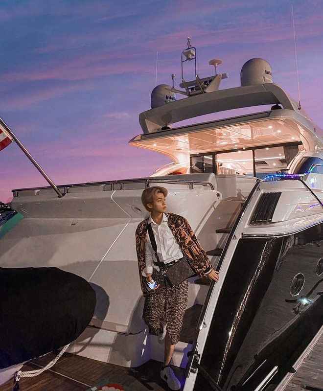 Dịp Tết 2020, Nhất Hoàng cũng khoe ảnh du lịch sang chảnh trên trang cá nhân.