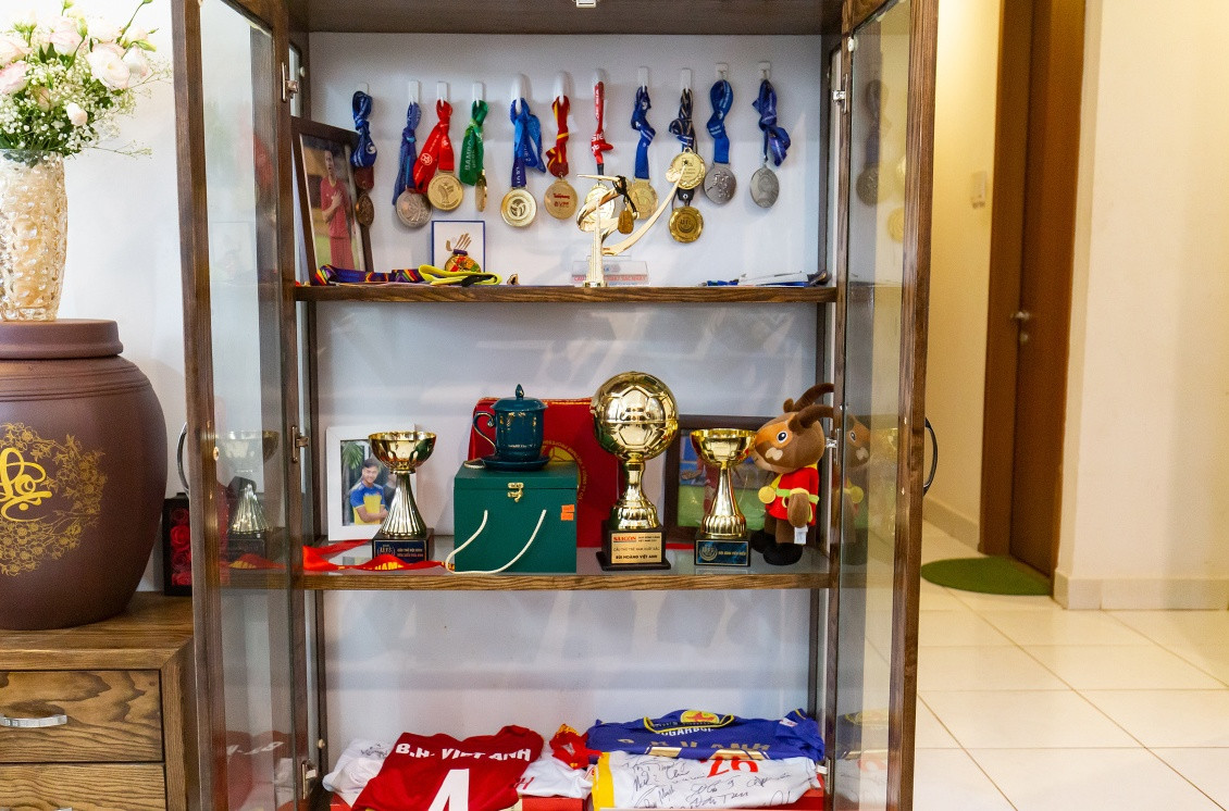 Trong nhà, Việt Anh dành một vị trí trang trọng để trưng bày những danh hiệu đã đạt được. Ảnh: Ngoisao