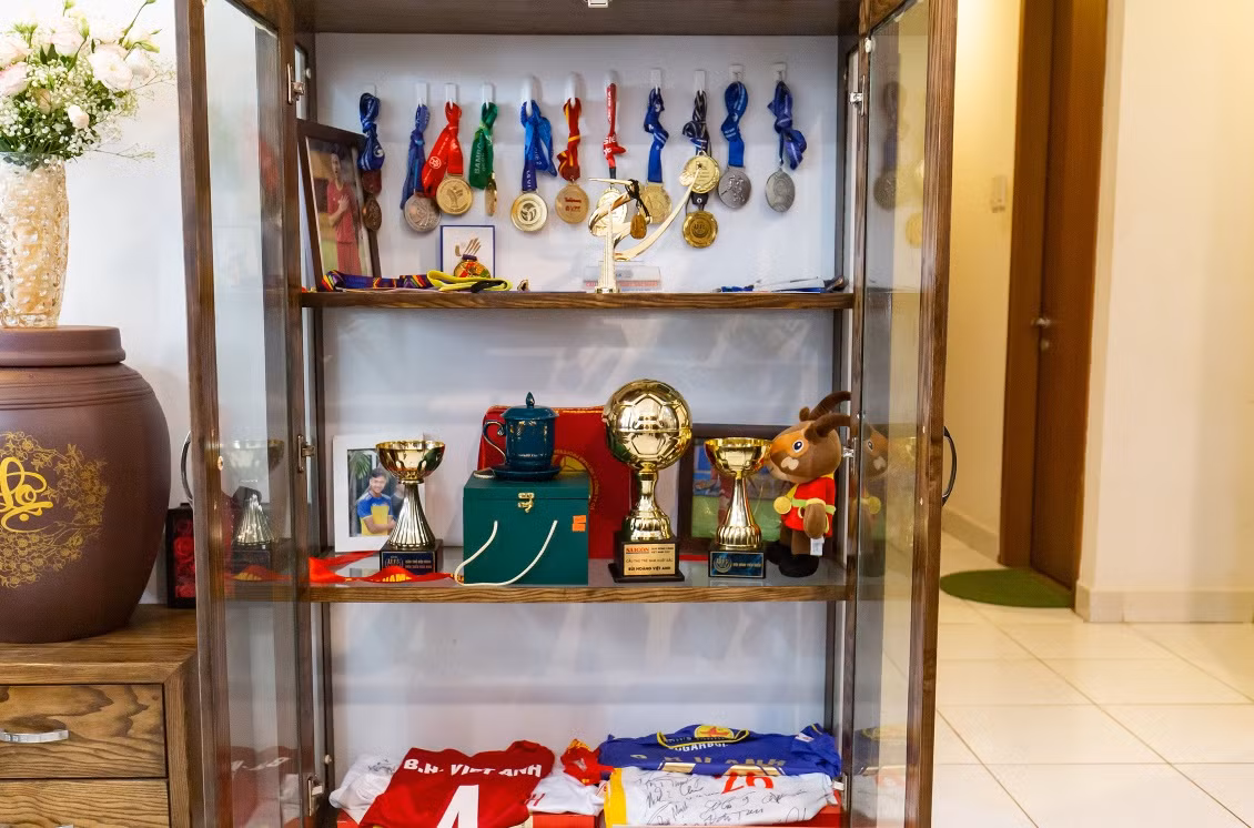 Trong nhà, Việt Anh dành một vị trí trang trọng để trưng bày những danh hiệu đã đạt được. Ảnh: Ngoisao
