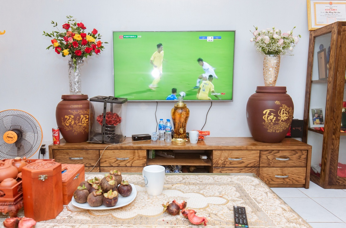 Phòng khách bài trí đơn giản nhưng tiện nghi. Ảnh: Ngoisao