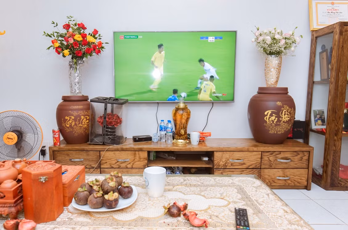 Phòng khách bài trí đơn giản nhưng tiện nghi. Ảnh: Ngoisao