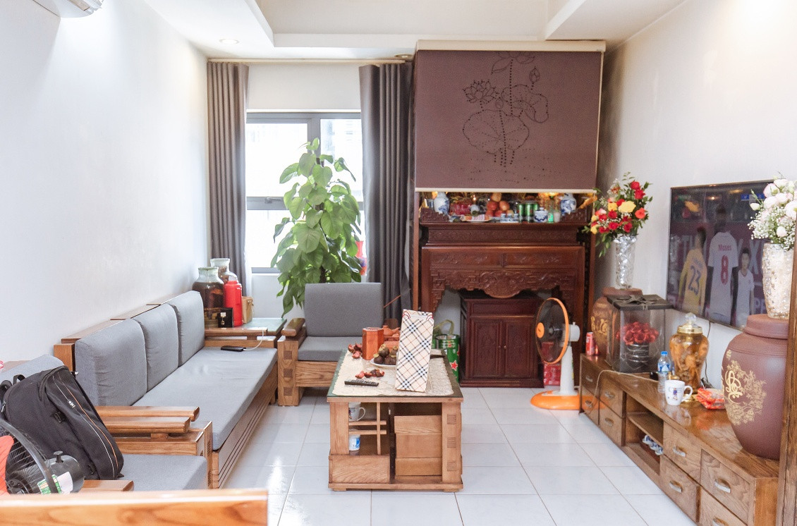 Sau một thời gian dài tích cóp, trung vệ Bùi Hoàng Việt Anh mua được một căn hộ tại Hà Nội và đón bố mẹ ra thủ đô sống cùng. Ảnh: Ngoisao