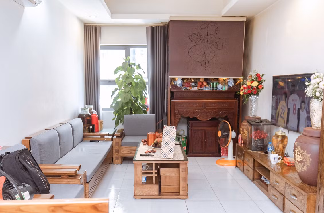 Sau một thời gian dài tích cóp, trung vệ Bùi Hoàng Việt Anh mua được một căn hộ tại Hà Nội và đón bố mẹ ra thủ đô sống cùng. Ảnh: Ngoisao