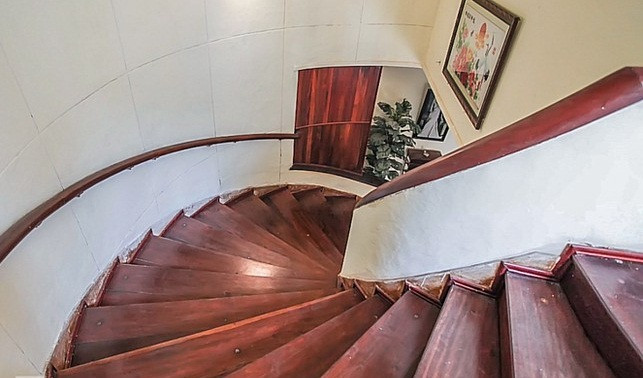 Cầu thang, tủ âm tường được làm bằng gỗ lim. Ảnh: Tiền phong