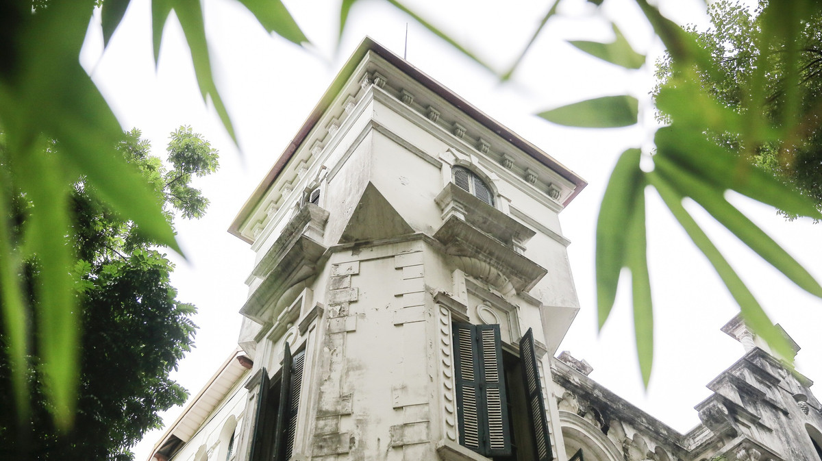 Biệt thự mang kiến trúc đậm chất Pháp, cũng là một trong những công trình nhà ở Pháp tiêu biểu của Hà Nội. Ảnh: Dân Việt