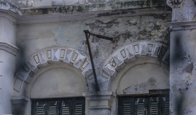 Hai bên hông tòa nhà là hệ thống cửa sổ hình vòng cung. Ảnh: Tiền phong