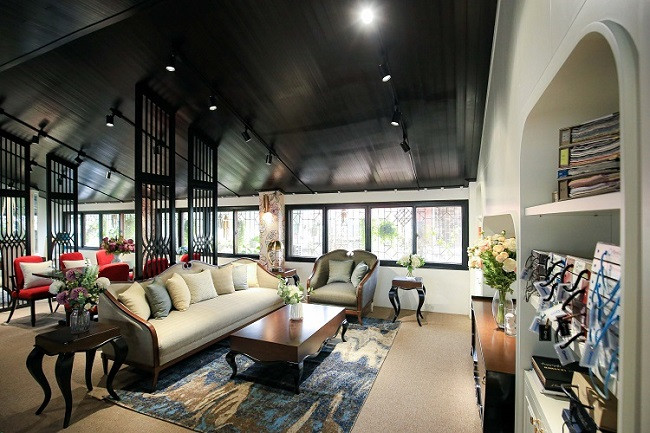 Bên trong công trình lại hoàn toàn theo phong cách phương Tây. Ảnh: Dân Việt