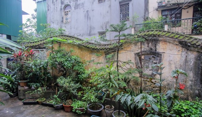 Bên ngoài dinh thự là kiến trúc mái cung đình rồng phượng đặc trưng của phương Đông. Đây là các hoạt tiết chỉ có bậc vua chúa mới được phép trang trí. Ảnh: Tiền phong