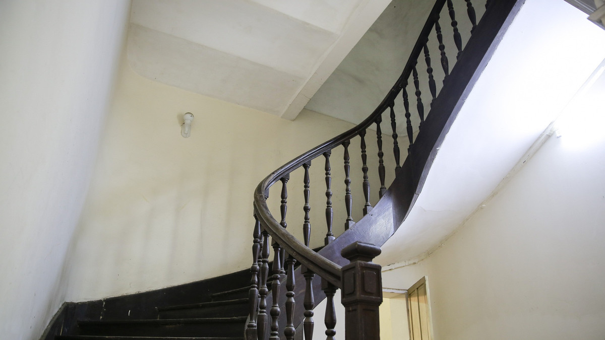 Cầu thang làm bằng gỗ lim. Ảnh: Dân Việt