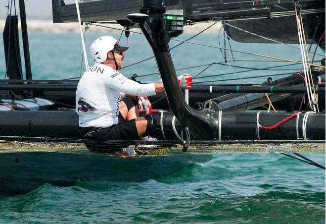 Tỷ phú Larry Ellison - đồng sáng lập Oracle bắt đầu ham mê đua thuyền từ năm 20 tuổi. Ông mua một thuyền đua dài gần 24m và đặt tên là Sayonara. Ảnh: BI