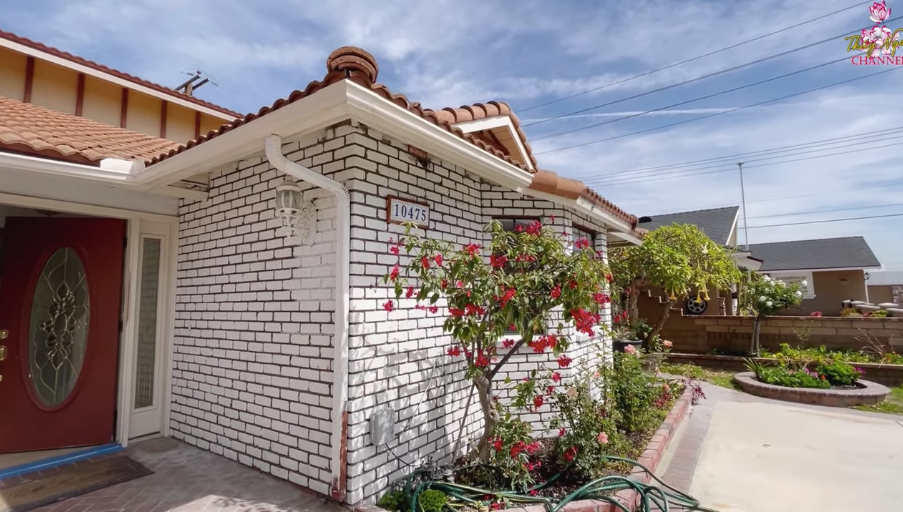 Xung quanh nhà trồng nhiều cây xanh và hoa. Ảnh chụp màn hình