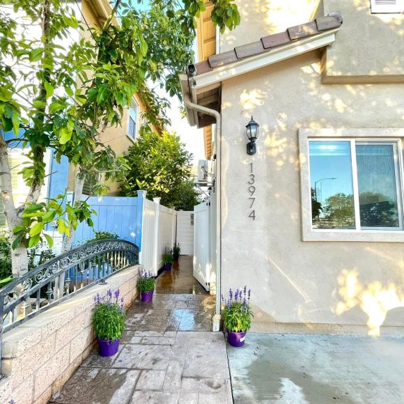 Ngọc Quyên cho biết, đây là thành thành quả làm việc chăm chỉ của cô suốt 8 năm ở xứ người. Ảnh: FBNV