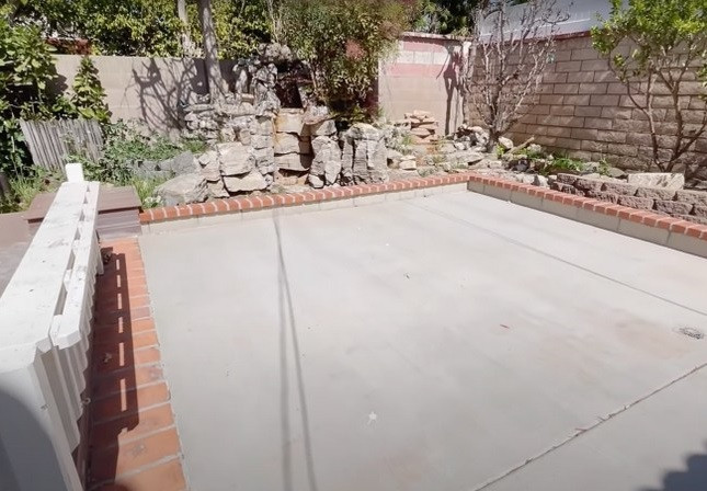 Khoảng sân sau được Thuý Nga phủ xi năng, lót gạch đỏ. Ảnh chụp màn hình