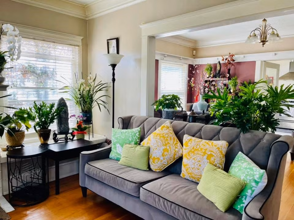 Phòng khách được bài trí gọn gàng với nhiều hoa tươi. Ảnh: FBNV