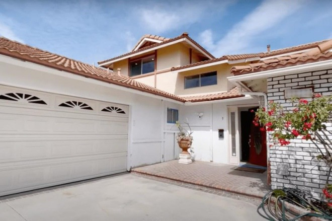 Nhà gồm 2 tầng, sử dụng gam màu nâu - trắng chủ đạo, mang phong cách cổ điển. Ảnh chụp màn hình