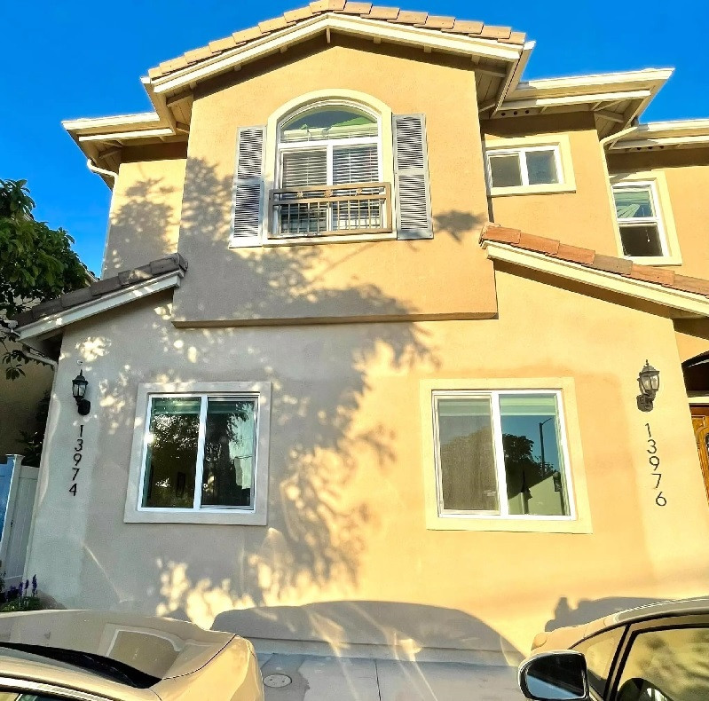 Sau khi sinh con, hôn nhân của Ngọc Quyên tan vỡ. Siêu mẫu đình đám làm mẹ đơn thân và tự mình kiếm sống trên đất Mỹ. Mới đây, Ngọc Quyên khiến khán giả trầm trồ khi khoe biệt thự mới vừa hoàn thành tại xứ sở cờ hoa. Ảnh: FBNV