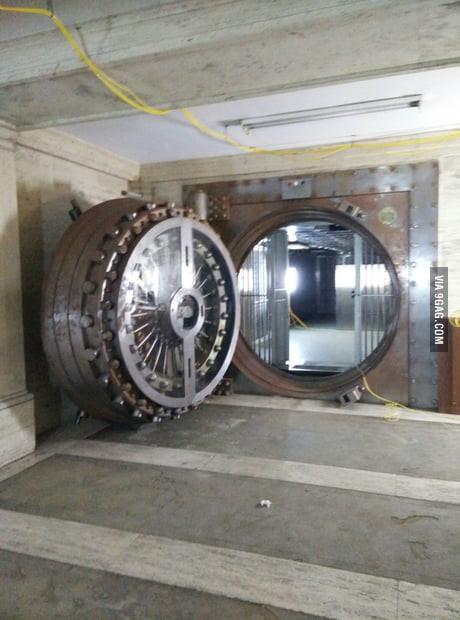 Nặng 20 tấn và chống nổ, cửa hầm chứa vàng dày 53cm, chỉ có thể được mở thông qua các tổ hợp mật khẩu. Ảnh: DM