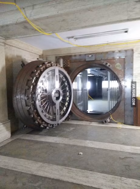 Nặng 20 tấn và chống nổ, cửa hầm chứa vàng dày 53cm, chỉ có thể được mở thông qua các tổ hợp mật khẩu. Ảnh: DM