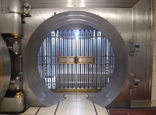 Được bao quanh bởi hàng rào thép và nhiều hệ thống báo động, Fort Knox có mái che chống bom, kho vàng Fort Knox luôn có sự bảo vệ của khoảng 30.000 lính tinh nhuệ. Ảnh; Getty