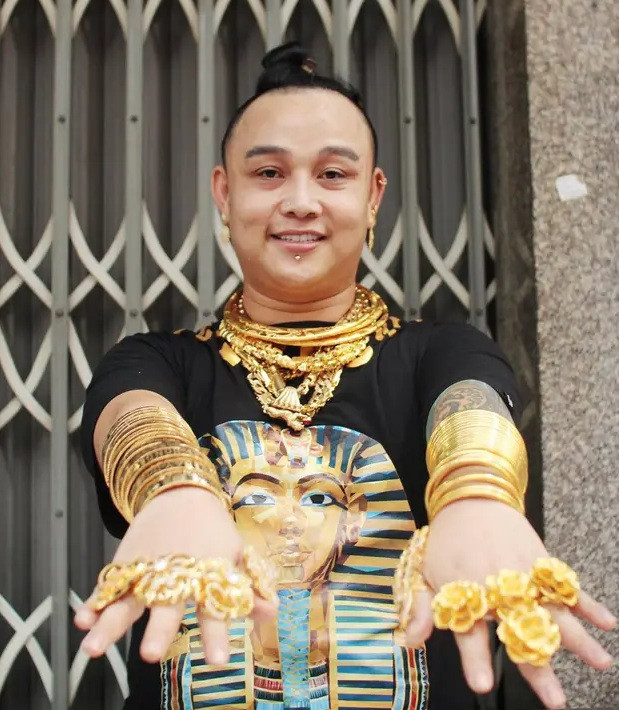 Bất kỳ ai ghé quán đều trầm trồ, thích thú trước anh chủ quán đeo 100kg vàng trên người, miệng luôn tươi cười, chào mời khách. Ảnh: Tri thức trẻ