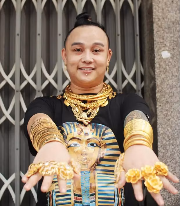 Bất kỳ ai ghé quán đều trầm trồ, thích thú trước anh chủ quán đeo 100kg vàng trên người, miệng luôn tươi cười, chào mời khách. Ảnh: Tri thức trẻ