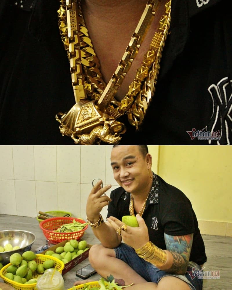 Đeo vàng trên người với số lượng lớn, anh Thuận khó tránh khỏi mỏi mệt, thậm chí có đôi lúc da tay bị thương tổn. Ảnh: Vietnamnet