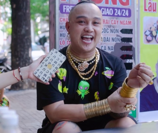 Được biết, anh Thuận có sở thích đeo những thứ lấp lánh trên người từ khi còn nhỏ. Ảnh: Eva