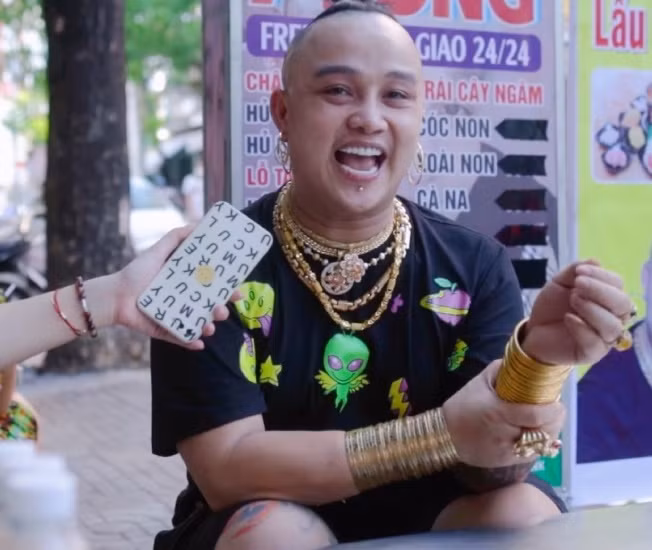 Được biết, anh Thuận có sở thích đeo những thứ lấp lánh trên người từ khi còn nhỏ. Ảnh: Eva