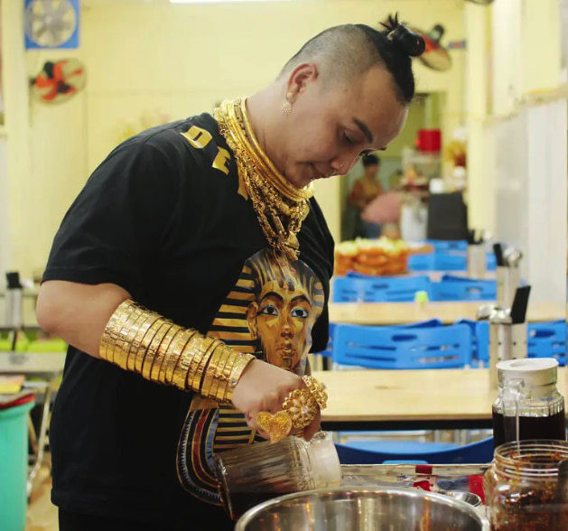 Nhờ sự ủng hộ của mọi người, tiệm ăn vặt của anh ngày càng phát triển thuận lợi, đem về mức thu nhập ổn định. Ảnh: Trí Thức Trẻ