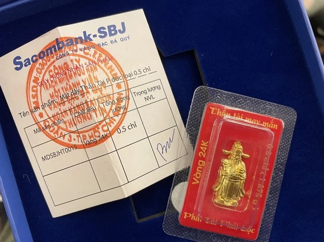 Muon kieu tang qua doc la cua ngan hang mua hop dai hoi co dong