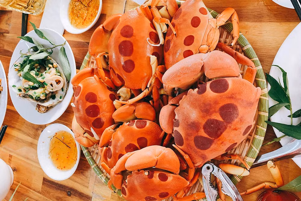 Tuy nhiên, cách chế biến truyền thống mà ngư dân vùng biển Côn Đảo thường làm là hấp hoặc nướng với gia vị chấm muối tiêu, chanh, ớt. Ảnh: Facebook