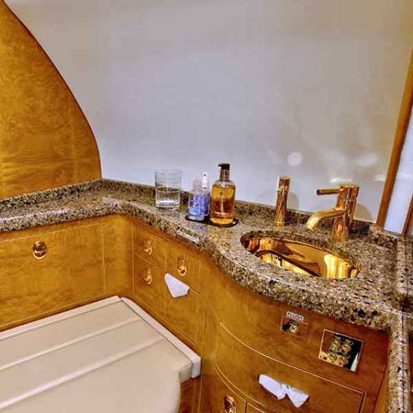 Phòng vệ sinh được thiết kế mạ vàng sang chảnh. Ảnh: Robb Report