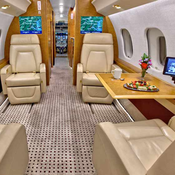 Chiếc Bombardier của Bill Gates thuộc loại máy bay thương mại “cao cấp” trên thế giới, có thể chở 8 người trên độ cao 15km so với mực nước biển và bay xa tới 10.500km. Ảnh: Robb Report
