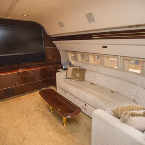 Với giá trị lên đến 95,8 triệu USD (gần 2,3 nghìn tỷ đồng), đây là chiếc máy bay tư nhân đắt thứ 8 trên thế giới hiện nay. Ảnh: YouTube The Trump Organization