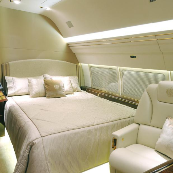 Trên máy bay có cả phòng ngủ, phòng ăn và cả phòng khách, đặc biệt chiếc chuyên cơ có cả một phòng tắm riêng với đồ dùng dát vàng 24 karat. Ảnh: YouTube The Trump Organization