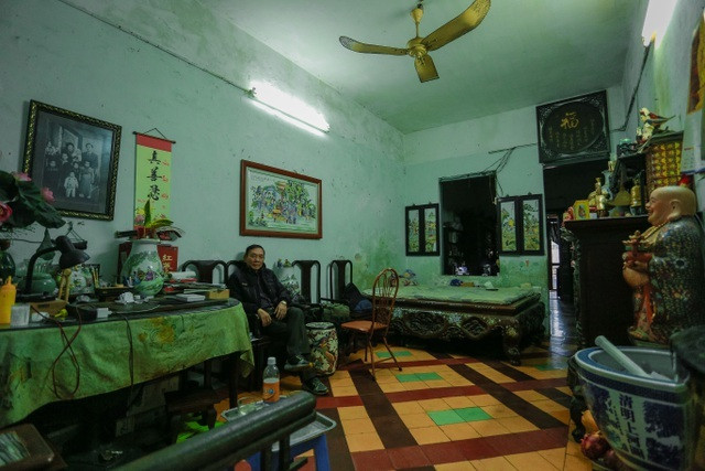 Trước đây, ngôi nhà thuộc sở hữu của cụ Nguyễn Văn Lợi - ông chủ của thương hiệu lụa Đức Lợi nức tiếng Hà Nội. Hiện nay, căn nhà là nơi sinh sống của ông Nguyễn Thái An (SN 1943), con trai trưởng của cụ Nguyễn Văn Lợi. Ảnh: Dân trí