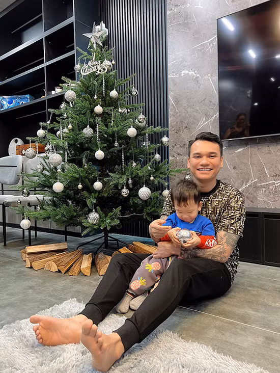 Nam ca sĩ mua biệt thự này sau khi biết bà xã Thảo Bebe mang thai đôi và chuyển từ TP HCM ra thủ đô sinh sống. Ảnh: FBNV