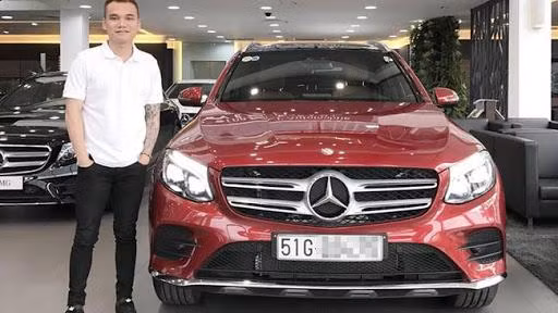 Ngoài bất động sản, Khắc Việt còn tự tậu chiếc xế hộp Mercedes-Benz với giá hơn 2 tỷ đồng. Ảnh: Vietnamnet