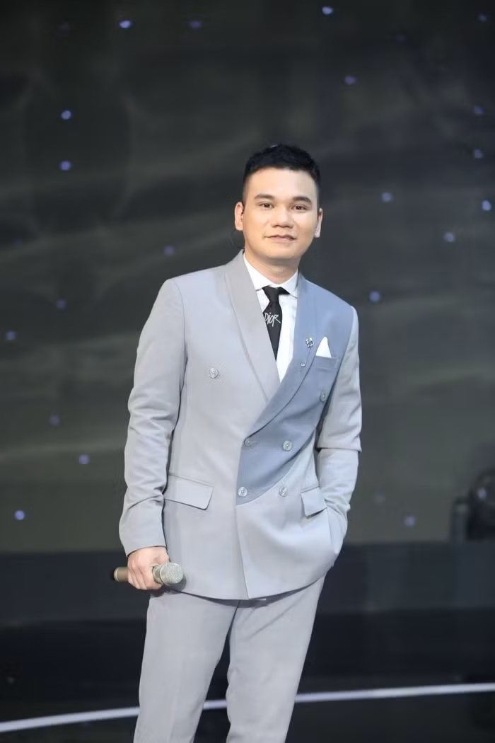 Hiện tại, mức giá cát-xê của Khắc Việt ở mức khá cao, từ vài chục triệu đến cả trăm triệu đồng. Ảnh: FB Khắc Việt Singer