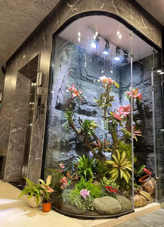 Căn biệt thự của Khắc Việt được trang bị thang máy để tiện di chuyển giữa các tầng. Ảnh: FBNV