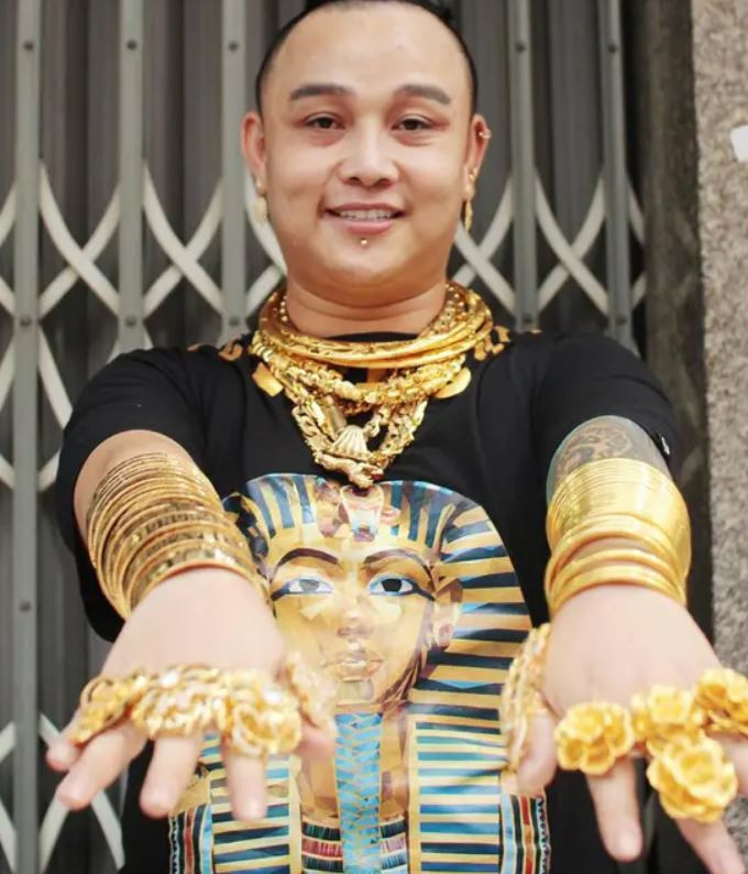 Theo Odditycentral, anh Đỗ Ngọc Thuận (còn gọi "Bảy Bóng") mê vàng từ lâu. Khi trưởng thành, anh bắt đầu mua vàng rồi đeo trên người. Tổng khối lượng vàng mà anh Thuận đeo lên đến 5kg. Ảnh: Odditycentral