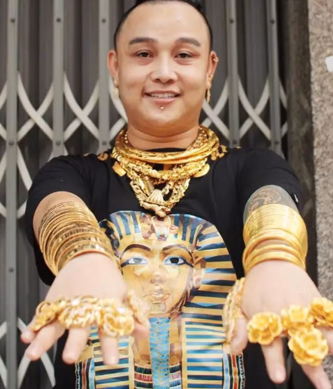 Theo Odditycentral, anh Đỗ Ngọc Thuận (còn gọi "Bảy Bóng") mê vàng từ lâu. Khi trưởng thành, anh bắt đầu mua vàng rồi đeo trên người. Tổng khối lượng vàng mà anh Thuận đeo lên đến 5kg. Ảnh: Odditycentral