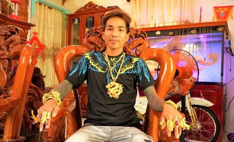 Trong số các món đồ trang sức bằng vàng của anh Lợi, nổi bật là chiếc dây chuyền đúc hình rồng khoảng 7 lượng vàng, vòng tay rồng hổ đính đá khoảng 20 lượng. Ảnh: Dân trí