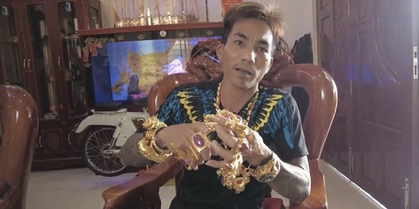 Anh cho biết có sở thích đeo lượng lớn vàng trang sức trên người được 3 năm nay bởi quan niệm màu vàng tượng trưng cho sự may mắn và giúp anh làm ăn suôn sẻ. Ảnh: Dân Việt