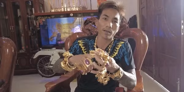 Anh cho biết có sở thích đeo lượng lớn vàng trang sức trên người được 3 năm nay bởi quan niệm màu vàng tượng trưng cho sự may mắn và giúp anh làm ăn suôn sẻ. Ảnh: Dân Việt